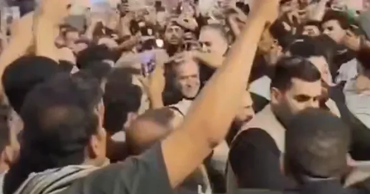 Pezeşkianla Əraqçı izdihamın arasından çətinliklə çıxarıldı Video