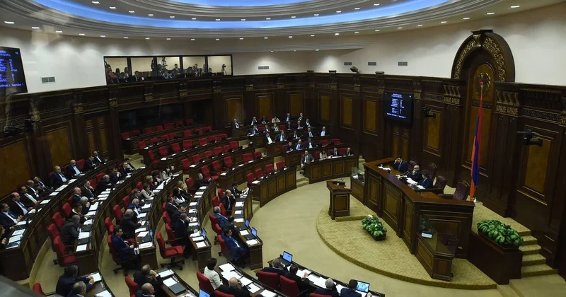 Parlamentdə hər iclasda danışan və kəlmə kəsməyən deputatlar