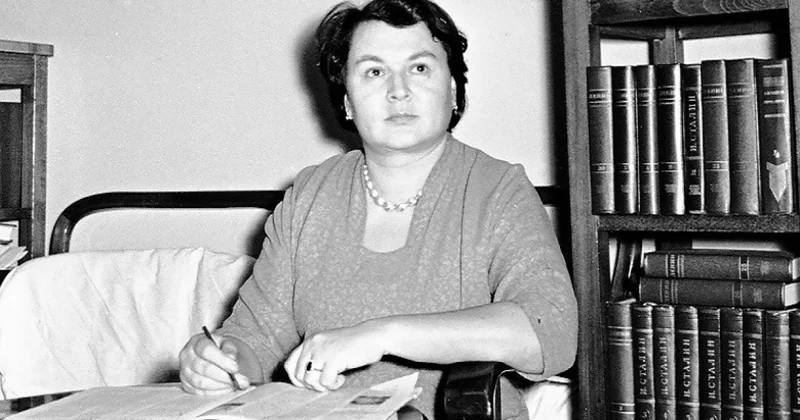 Alov rəngli qərənfillər... Günün şeiri