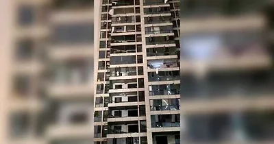 В Китае смерч выбросил мужчину с 12 го этажа вместе с диваном