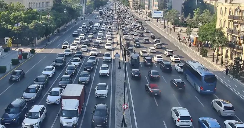 Paytaxtın bəzi küçələrində sıxlıq müşahidə olunur