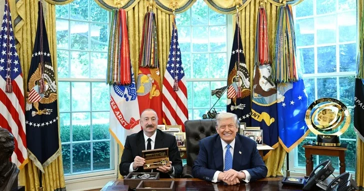 Дональд Трамп вручил президенту Ильхаму Алиеву символический ключ от Белого дома
