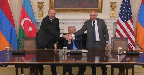 Ağ Evdə tarixi saziş: Dörd mühüm detal...