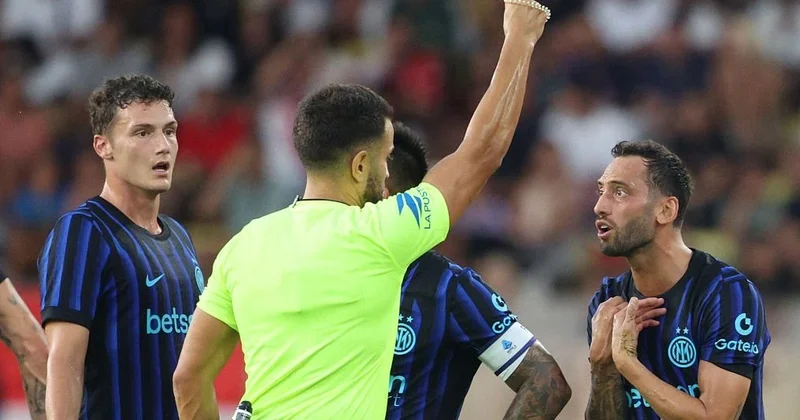 Hakan Çalhanoğlu 3 cü qırmızı vərəqə