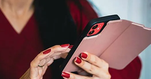 Ukraynalı qadın valideynləri ilə yazışdığı üçün Rusiyaya buraxılmayıb