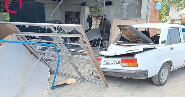 Ağstafada avtomobil təmir sexinə çırpıldı Xəsarət alan var Foto