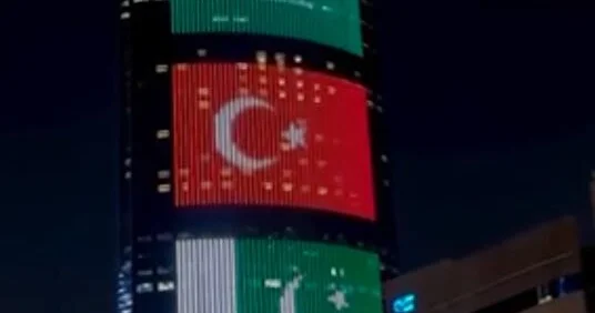 Флаги Саудовской Аравии, Пакистана и Турции осветили Эр Рияд ВИДЕО