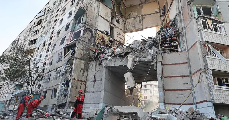 Xarkovun Saltovka rayonunda yaşayış binaları vuruldu VİDEO
