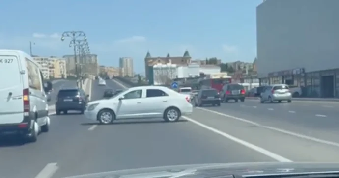Bakıda maşını yolun ortasına park etdib getdilər VİDEO