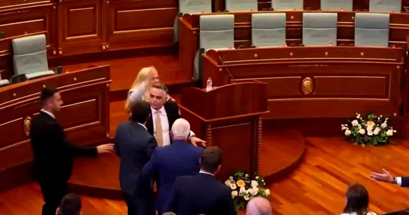 Kosovoda deputat baş nazirə yumurta atdı parlamentin iclası yarımçıq qaldı VİDEO