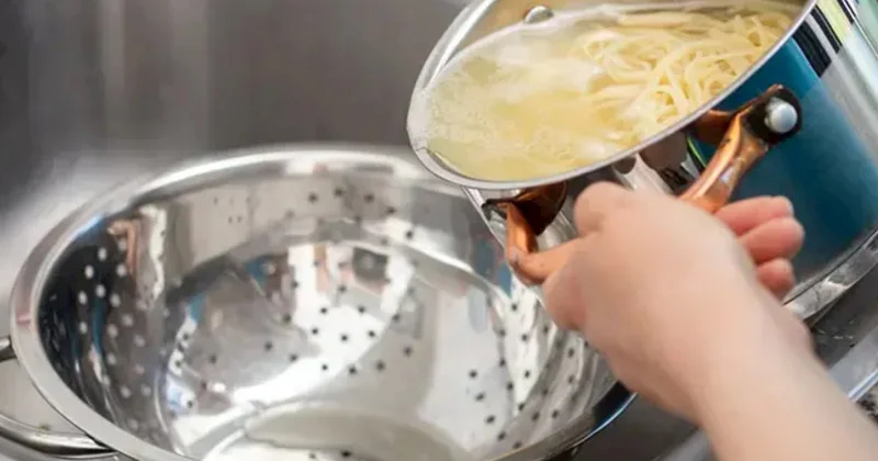 Makaron qaynatdığınız suyu atmayın: Bu cür istifadə edə bilərsiniz