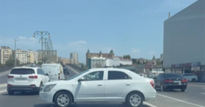 Bakıda avtomobili yolun ortasında park edən sürücü saxlanıldı Video Yenilənib
