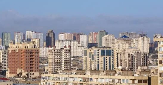 Bakıda problem: Çətirlər yağış üçün yox, kondisioner suyu üçün açılır (VİDEO)