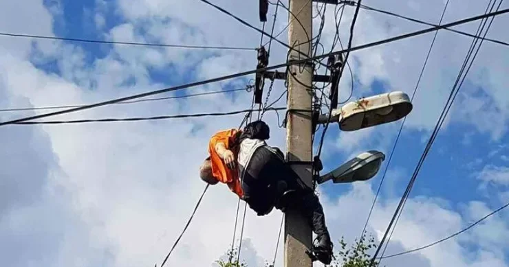 Şəmkirdə 62 yaşlı kişi evinə elektrik xətti çəkərkən öldü
