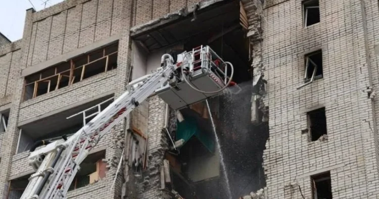 Rusiya ordusu Xarkovda yaşayış binasına raket zərbəsi endirib