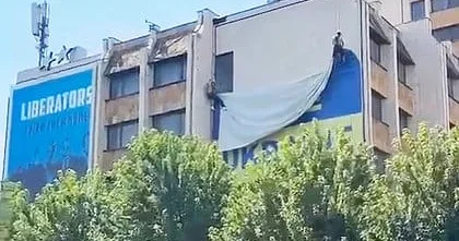 Bu ölkədə Ukrayna bayrağı endirildi