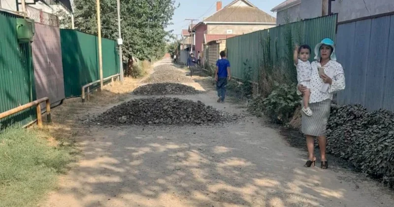 Cəlilabadda xanım bələdiyyə sədri azyaşlı övladı ilə yol təmirində FOTOLAR