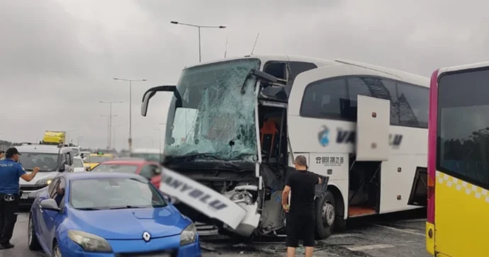 İstanbulda avtobuslar toqquşdu: 5 nəfər yaralandı