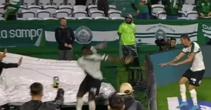 Qol sevinci yaşayan futbolçu tunelə düşdü Video