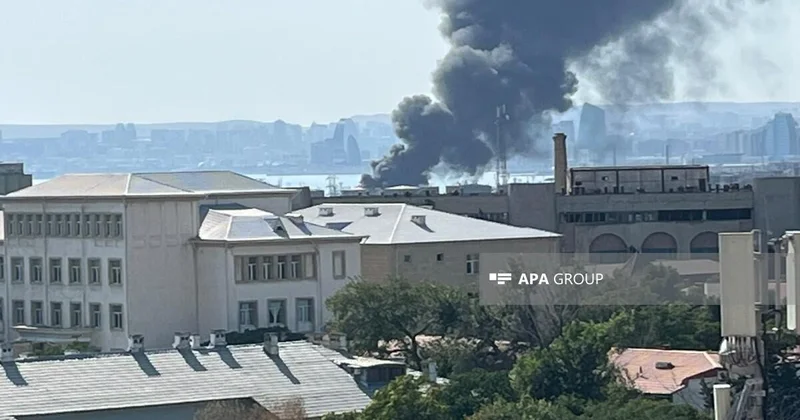 В Баку горит топливный резервуар