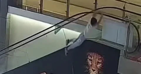 Чудесное спасение 6 летнего мальчика в Китае ВИДЕО