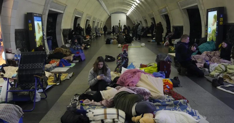 Kiyevdə insanlar metroda gecələyiblər VİDEO