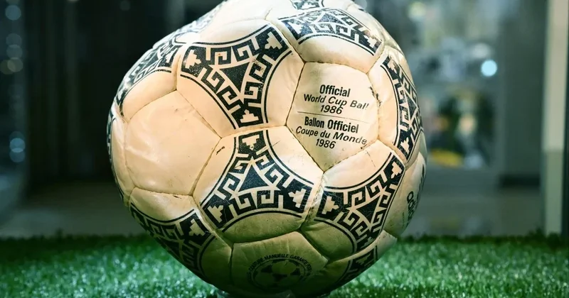 Maradonanın Tanrının əli ilə vurduğu top fantastik qiymətə hərraca çıxarılır