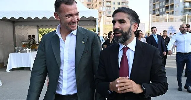 Şevçenko Bakıdakı futbol meydanşasının açılışında Şəkillər