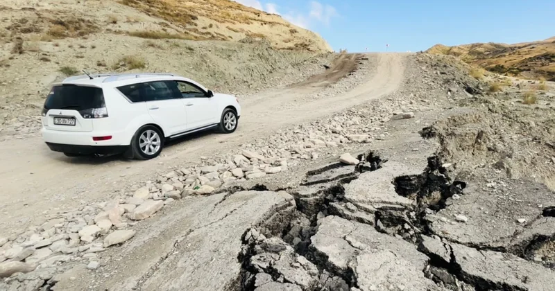 Torpaq sürüşməsi Dəmirçi Lahıc yolunu yararsız hala salıb FOTO