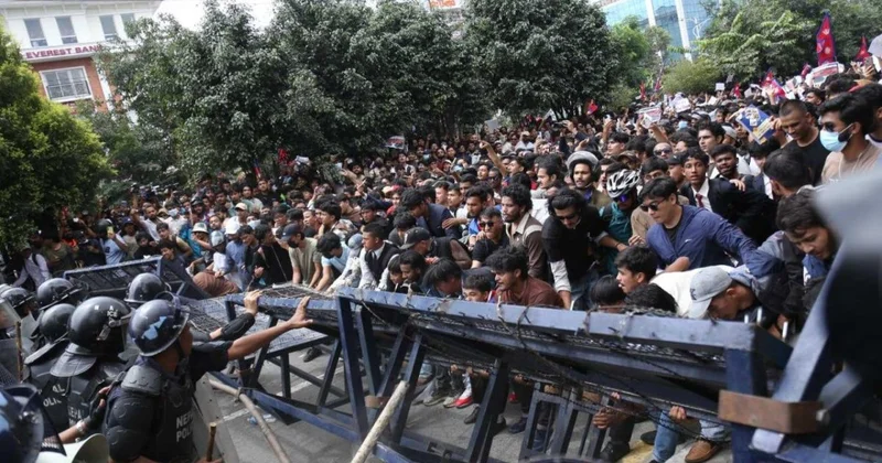 Nepalda ordunun qoşun yeritməsi ilə xaos güclənir FOTO/VİDEO KONKRET