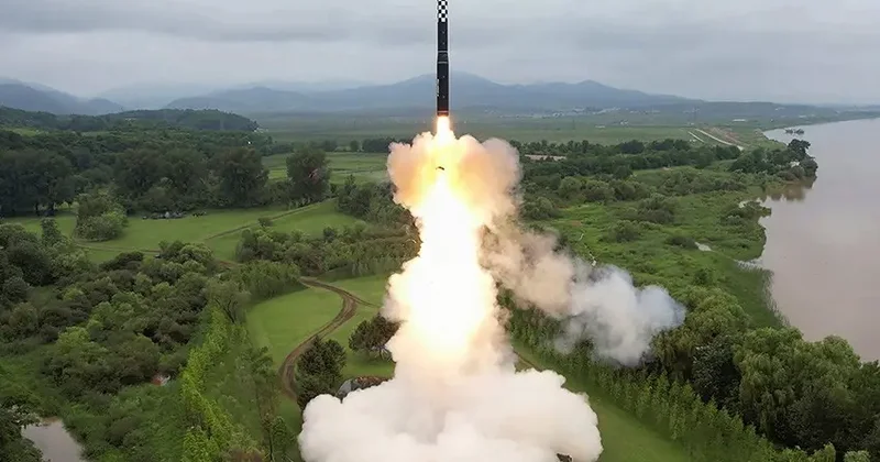Şimali Koreya ABŞ materikini hədəf ala biləcək bir raketi sınaqdan keçirdi