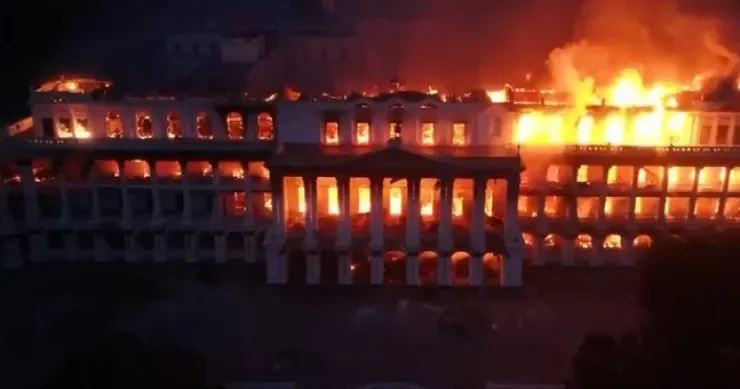 Asiyanın ən böyük sarayı belə yanır VİDEO