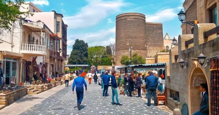 Əcnəbilərin Azərbaycanda xərclədikləri pulların 7 milyon manatı geri qaytarılıb