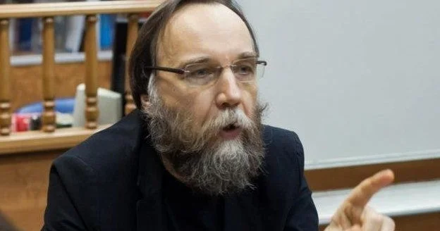 Dugindən şok açıqlama: Müharibə ilə Rusiya özünü bərpa edir!