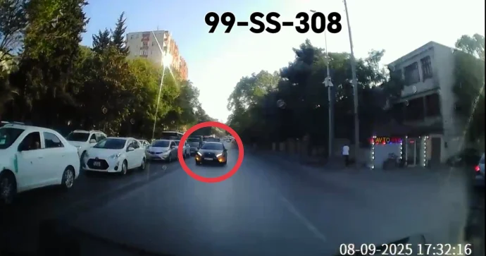 Prospektdə at oynadan xanım sürücü: Əks yola çıxıb maşınların üzərinə sürdü VİDEO