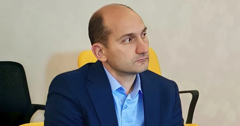 Demokratiya, özü özünü dağıda biləcək azadlıqlar üzərində qurulub paradoksu