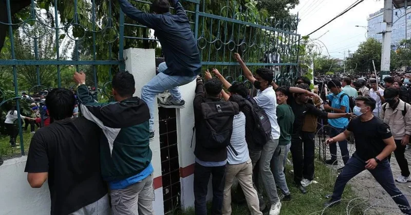 Etirazçılar Nepalda xarici işlər nazirini döydü