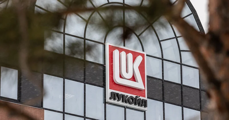 Париж и Берлин настаивают на включении ЛУКОЙЛа в 19 й пакет санкций ЕС
