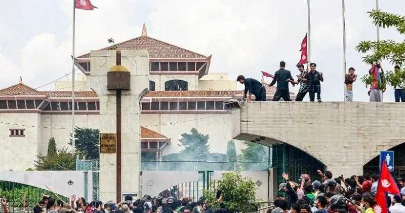Nepalda internet qiyamı Prezidentin, Baş nazirin iqamətgahlarını, parlament binasını yandırdılar