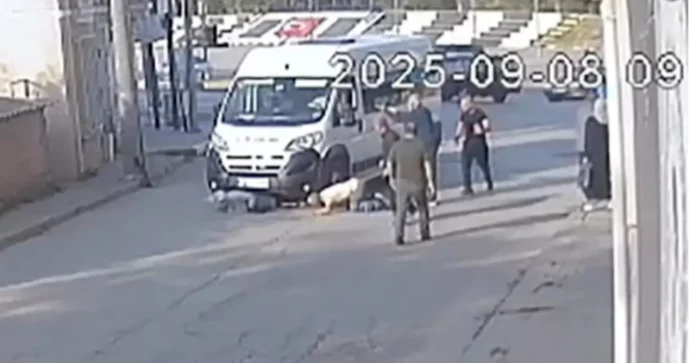 Ana və oğul avtobusun altında qaldı