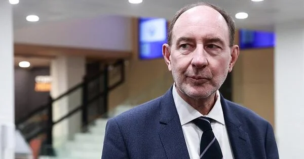 De Qollun nəvəsi Rusiya vətəndaşlığı almaq istəyir