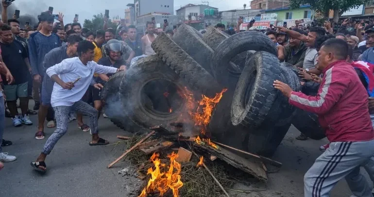 Протестующие в Непале подожгли дом экс премьера: его жена в реанимации ВИДЕО