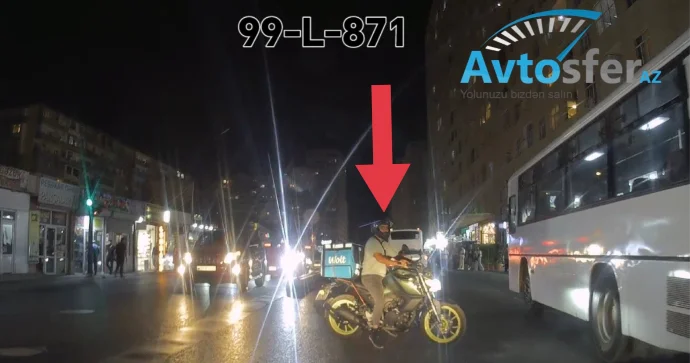 Özünü hamıdan ağıllı hesab edən moto kuryer qırmızıda keçdi VİDEO