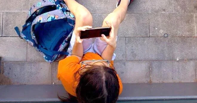 Məktəblərdə ağıllı telefon qadağasına BİR ÖLKƏ DƏ QOŞULDU