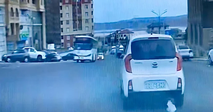 Masazırda sürücü klyok dolu zibili küçəyə atdı 01 CS 823 VİDEO
