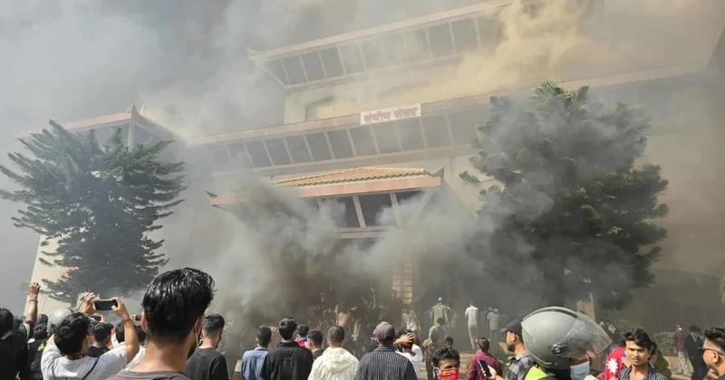 Nepalda etirazçılar Facebooku qadağan edən Baş naziri devirdilər