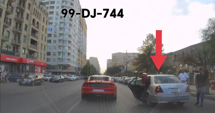Sürücü dayanma qaydasını pozdu, sərnişin isə görün nə etdi VİDEO