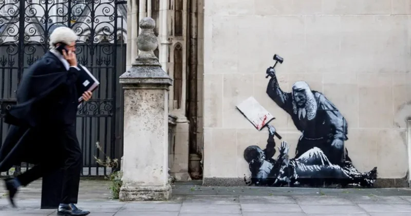 Benksinin yeni sənət əsəri London Ali Məhkəməsində görünür...