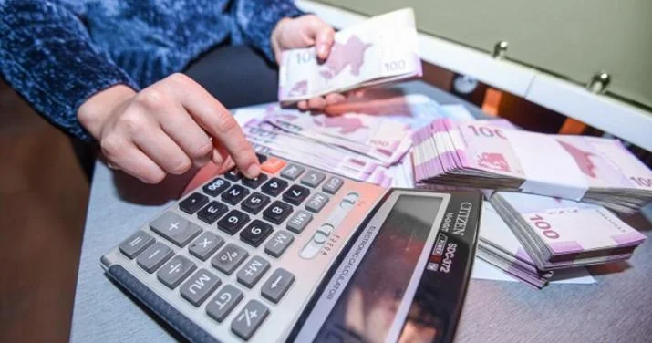 Bəzi dövlət qurumları büdcədən ayrılan vəsaiti banklarda saxlayıblar ADLAR