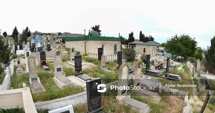 В Баку совершена кража с могилы известного журналиста